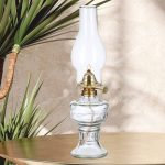 Lampada a olio in vetro con base in ottone e vetro trasparente.