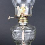 Lampada a olio vintage in vetro e ottone, perfetta come decorazione scientifica o da collezione. Design classico e dettagli raffinati, ideale per ambienti studiati e ambientazioni storiche.