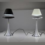 Lampade da tavolo ispirate a oggetti scientifici con base in metallo e paralumi in bianco e nero.