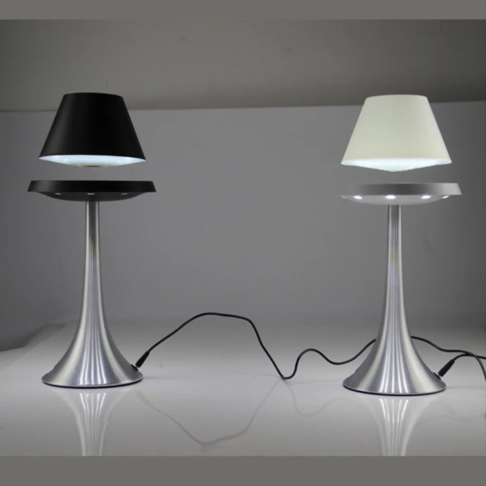 Lampi da tavolo scientifici moderni Lampade da tavolo ispirate a oggetti scientifici con base in metallo e paralumi in bianco e nero.