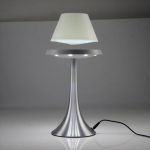 Lampada da tavolo moderna con base in metallo e paralume bianco, ideale come decorazione scientifica o oggetto di design.