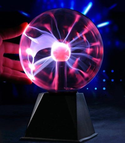Palla di plasma con scariche elettriche colorate e effetti luminosi, posizionata su base nera. Ideale come decorazione scientifica e oggetto di interesse per appassionati di fisica e tecnologia.