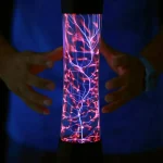 Vaso di Tesla con scariche elettriche luminose che si sviluppano al suo interno, creando un effetto visivo affascinante e dinamico. Perfetto come decorazione scientifica o oggetto di studio sull'elett.