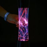 Oggetto scientifico decorativo con effetto di fulmini di plasma, ideale per ambienti moderni e studi scientifici.