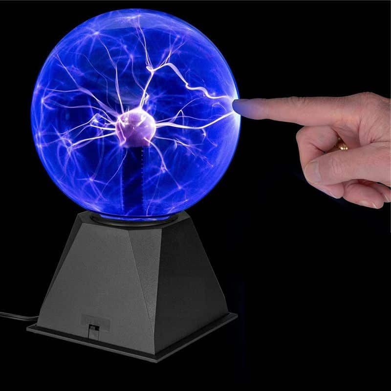 Pallone di Tesla con scariche elettriche visibili e puntatore umano che tocca la sfera, creando effetti di energia elettrica.