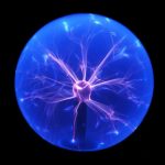 Immagine di un pallone di plasma con scariche elettriche blu che si irradiano dal centro, creando un effetto visivo affascinante e futuristico.