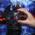 Vaso decorativo a forma di drago con cristallo e luci LED rosse, perfetto come oggetto di decorazione scientifica o da collezione.
