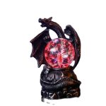 Statua di un drago con sfera di energia luminosa, decorazione scientifica e oggetto da collezione, perfetto per appassionati di scienza e fantasy.