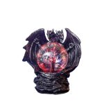 Statua di un vampiro con ali spiegate che tiene una sfera di energia luminosa, decorazione scientifica e gotica, perfetta come oggetto decorativo originale.