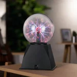 Modello di vulcano di Tesla in vetro con scariche elettriche visibili, perfetto come decorazione scientifica e oggetto di studio sull'elettricità.