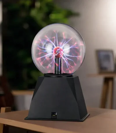 Modello di vulcano di Tesla in vetro con scariche elettriche visibili, perfetto come decorazione scientifica e oggetto di studio sull'elettricità.