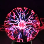 Pallone di plasma con scariche elettriche blu e rosa, decorazione scientifica luminosa, oggetto decorativo per appassionati di scienza e tecnologia.