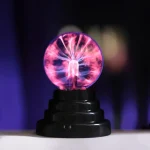 Vaso di Tesla con scarica elettrica visibile, mostra un fenomeno di elettricità statica e scariche di plasma, ideale come oggetto decorativo scientifico.