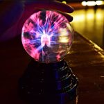 Palla di Tesla con scariche di energia elettrica colorate, creata per scopi educativi e decorativi, che mostra fenomeni di plasma e elettricità in modo affascinante.