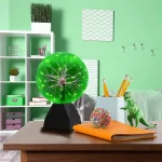 Palla di Tesla luminosa con scariche di elettricità visibili, perfetta come oggetto decorativo e educativo.
