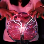 Lampada plasma XXL di 30 cm, ideale per la decorazione scientifica e moderna. Crea un'atmosfera unica con i suoi lampi luminosi e il suo effetto visivo coinvolgente.