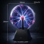 Lampada al plasma XXL con scariche elettriche visibili all’interno di una sfera di vetro, ideale come decorazione scientifica e oggetto di interesse educativo.
