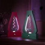 Vetrine decorative con modelli di DNA in legno colorato, ideali come oggetti scientifici e decorativi per ambienti moderni e studi scientifici.