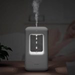 Vaporizzatore di aromi con luci LED e nebulizzazione di vapore, ideale per ambienti domestici e relax. Design moderno e funzionale, con controllo della nebulizzazione e illuminazione integrata.