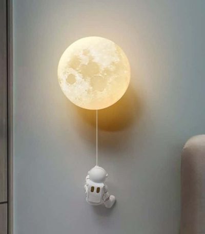 Luce notturna a forma di luna con astronauta decorativo, perfetta come lampada da notte o elemento decorativo a tema spaziale per bambini e adulti.
