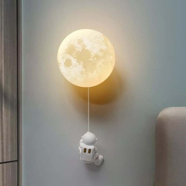 Luce notturna a forma di luna con astronauta decorativo, perfetta come lampada da notte o elemento decorativo a tema spaziale per bambini e adulti.
