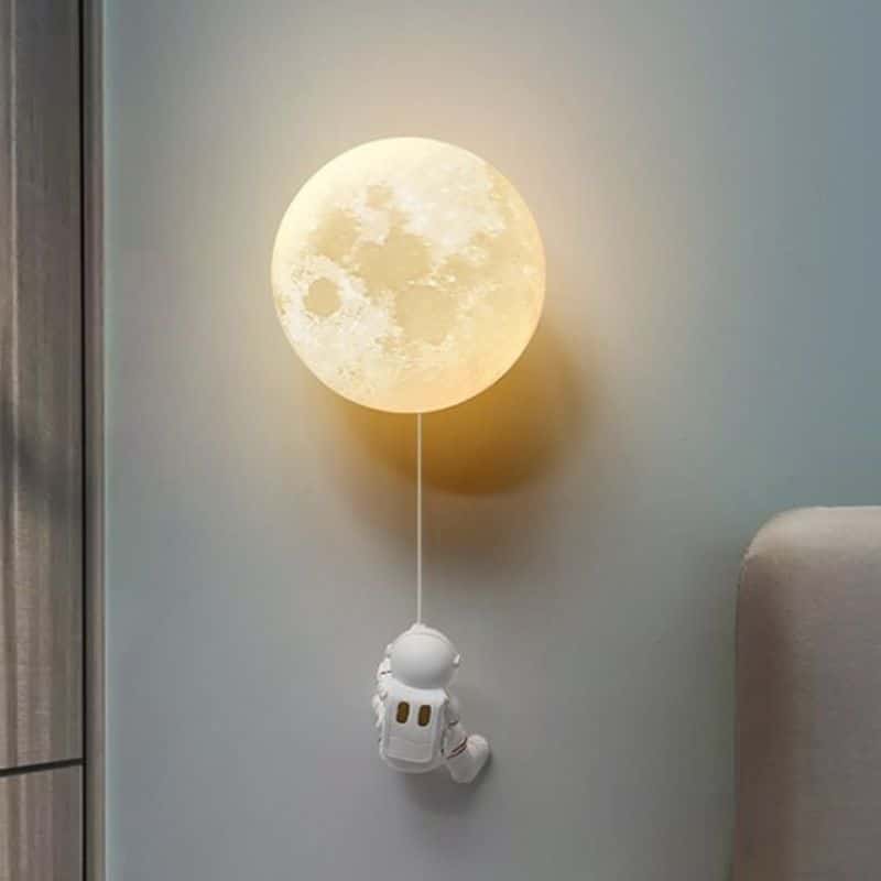 Luce notturna a forma di luna con astronauta decorativo Luce notturna a forma di luna con astronauta decorativo, perfetta come lampada da notte o elemento decorativo a tema spaziale per bambini e adulti.