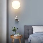 Lampada a forma di robot con luce soffusa, perfetta come decorazione scientifica moderna per ambienti domestici o studi.