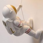 Oggetto decorativo astronauta in stile scultoreo.