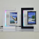 Cornice luminosa con paesaggio tropicale, decorazione moderna per ambienti interni, con luci LED colorate e immagini di spiagge e natura.