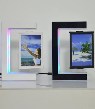 Cornice luminosa con paesaggio tropicale, decorazione moderna per ambienti interni, con luci LED colorate e immagini di spiagge e natura.