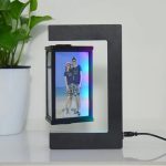Vetrino con immagine di una coppia felice in spiaggia, decorazione scientifica originale, perfetta per appassionati di scienza e fotografia, ideale come oggetto decorativo unico.