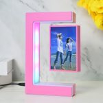 Lampada decorativa con schermo digitale rosa, ideale come oggetto scientifico e decorativo, con luce LED integrata, perfetta per ambienti moderni e studi scientifici.