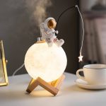 Lampada da notte con astronauta e luna decorativa, perfetta come oggetto scientifico e decorativo per gli appassionati di spazio e astronomia.