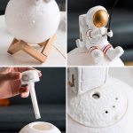 Pallina decorativa luminosa a forma di luna, perfetta come oggetto di decorazione scientifica o per ambienti a tema spaziale, con supporto in legno naturale.