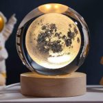 Luna in cristallo decorativa con base in legno, perfetta come oggetto scientifico e decorativo.