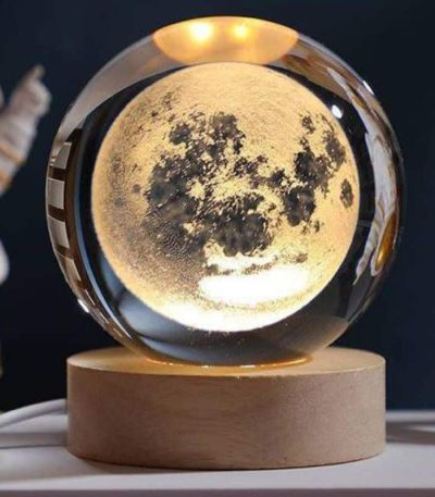 Luna in cristallo decorativa con base in legno, perfetta come oggetto scientifico e decorativo.