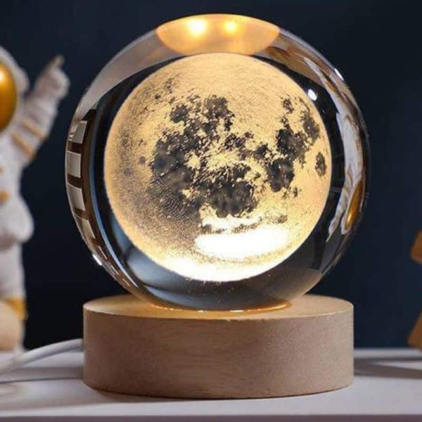 Luna in cristallo decorativa con base in legno, perfetta come oggetto scientifico e decorativo.