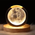Palla di cristallo decorativa con immagine della luna 3D illuminata, perfetta come oggetto decorativo scientifico e da collezione.