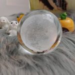 Sfere di cristallo trasparente con effetto nebbia interna, ideale come decorazione scientifica o oggetto da collezione.