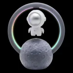 Decorazione scientifica con astronauta e luna, con cerchio luminoso colorato, perfetta come oggetto di design e decorazione a tema spaziale.