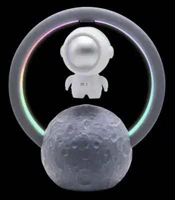 Decorazione scientifica con astronauta e luna, con cerchio luminoso colorato, perfetta come oggetto di design e decorazione a tema spaziale.