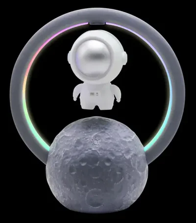 Decorazione scientifica con astronauta e luna, con cerchio luminoso colorato, perfetta come oggetto di design e decorazione a tema spaziale.