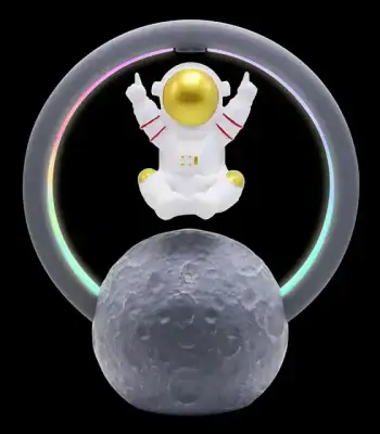 Oggetto scientifico decorativo: astronauta in stile cartone animato con anello luminoso e luna, perfetto come decorazione per appassionati di spazio e scienza.