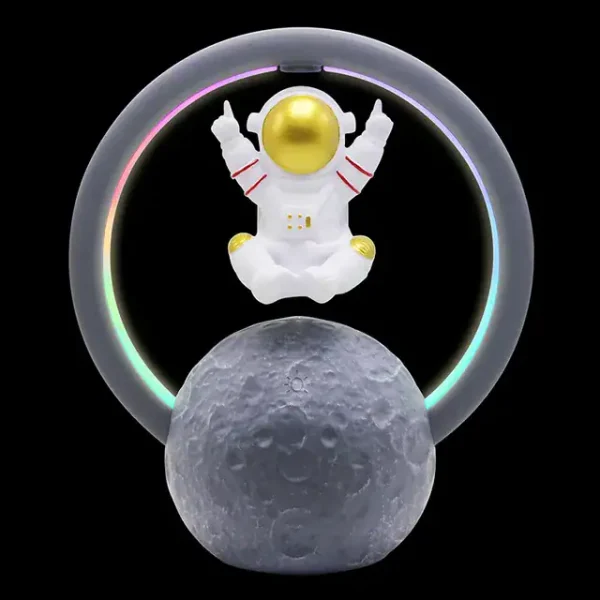 Oggetto scientifico decorativo: astronauta in stile cartone animato con anello luminoso e luna, perfetto come decorazione per appassionati di spazio e scienza.