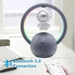 Modello di Luna in miniatura con illuminazione LED e figura astronauta, perfetto come decorazione scientifica e oggetto da collezione.