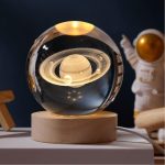 Modello di sistema solare in sfera di vetro con pianeti e anelli, decorazione scientifica elegante e educativa per ambienti domestici o uffici.