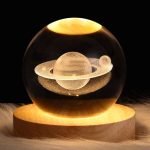 Modello di Saturno in una sfera di cristallo, decorazione scientifica con dettagli realistici del pianeta e i suoi anelli, perfetto come oggetto decorativo o da collezione.