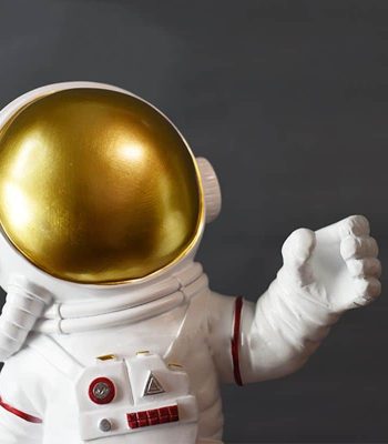 Modello di astronauta con casco dorato e tuta bianca, simbolo di esplorazione spaziale e curiosità scientifica. Perfetto come decorazione o oggetto da collezione.
