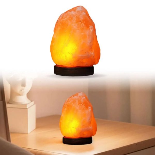 Lampada di sale Himalaya con luce calda e base in legno naturale.