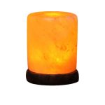 Fiaccola di sale Himalaya illuminata, decorazione naturale per ambienti rilassanti e salutari, con base in legno scuro.